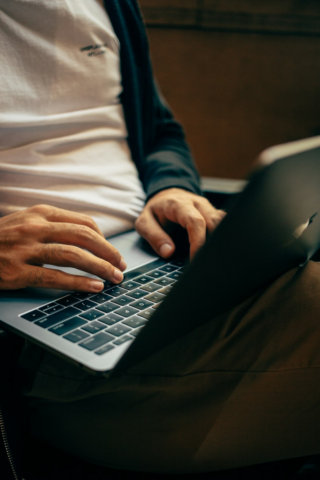 Person arbeitet konzentriert an einem Laptop